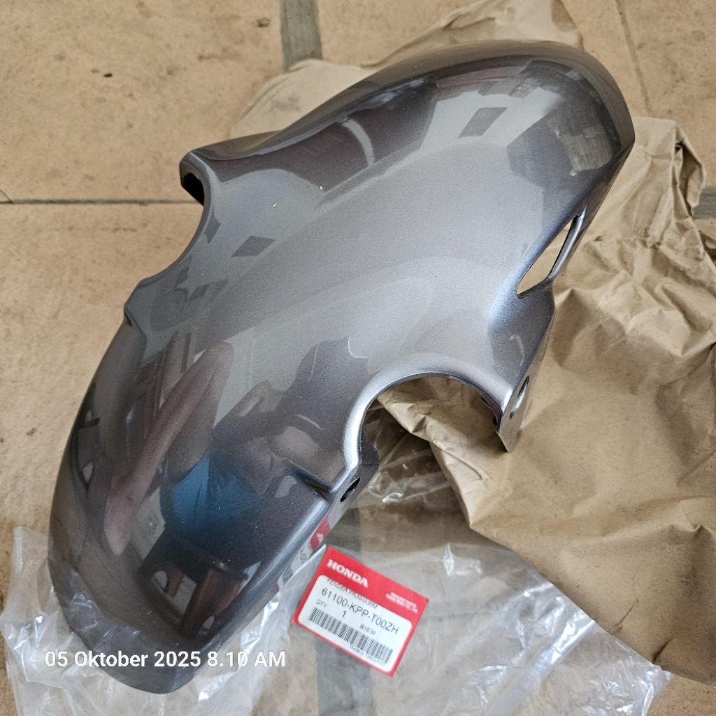 Spakbor depan CB 250R 2011 silver . 61100-KPP-T00ZH