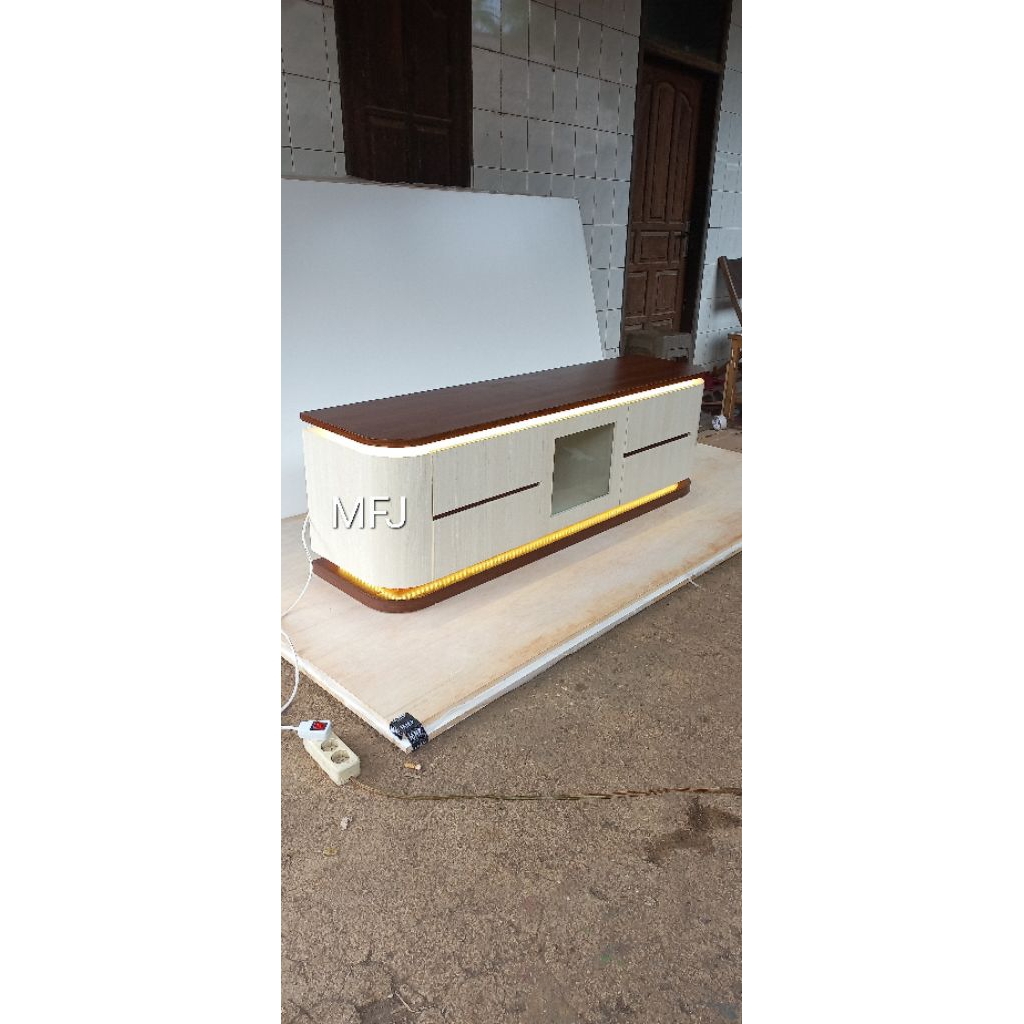 meja tv pintu kaca