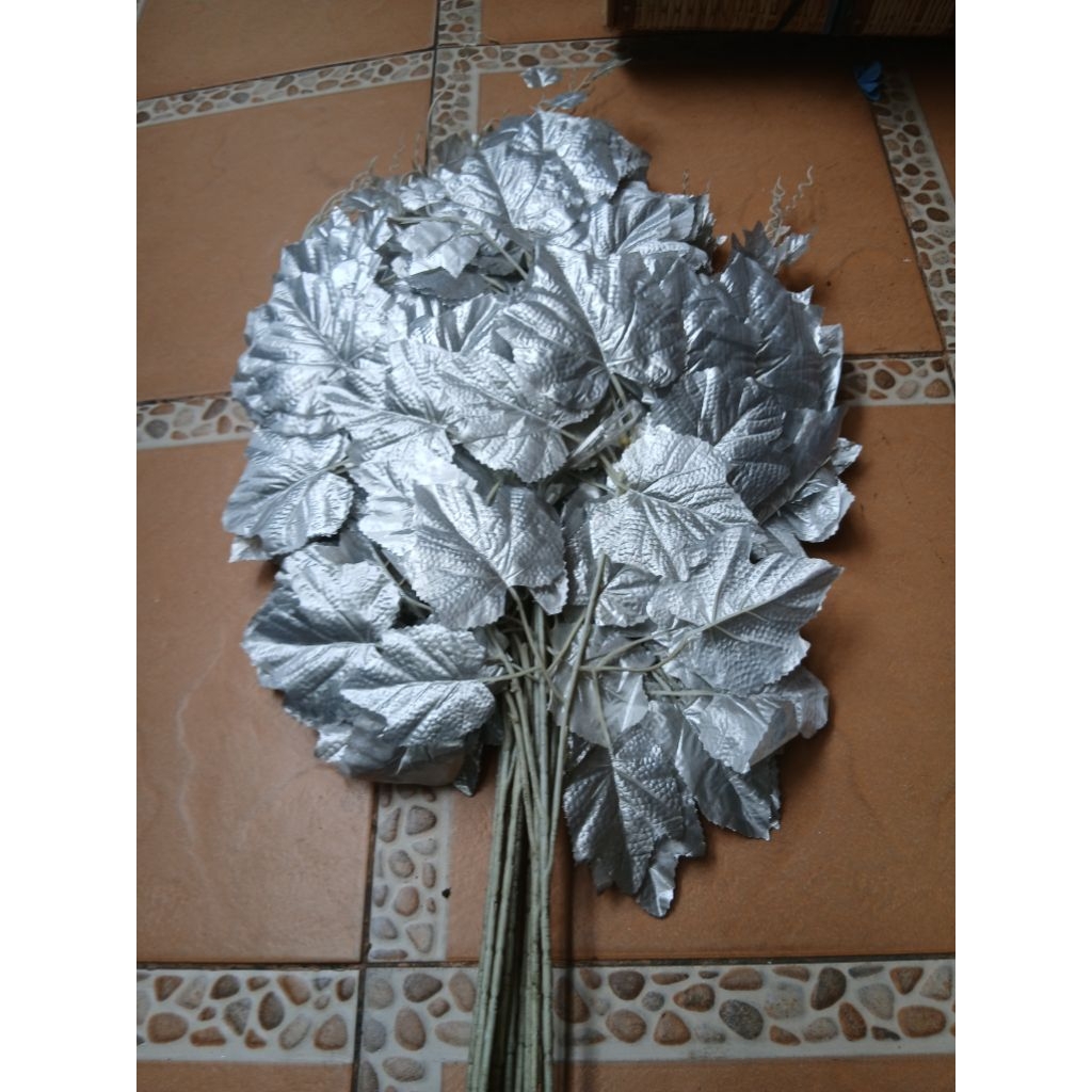 DAUN DEKORASI PELAMINAN DAUN ANGGGUR CABANG 3  LUSINAN