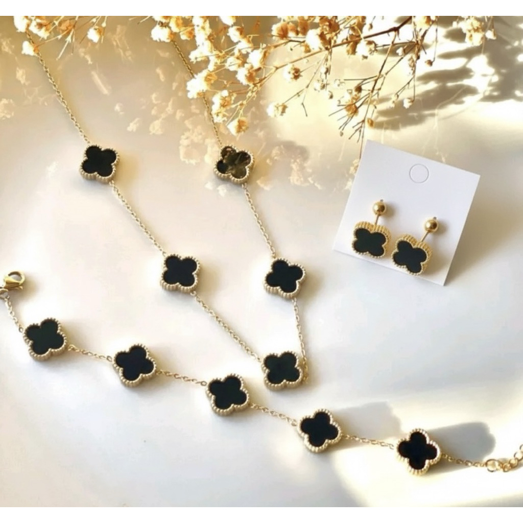 set perhiasan titanium tantai goldwanita mode bunga hitam dan putih (kalung ,anting,gelang) anti lun