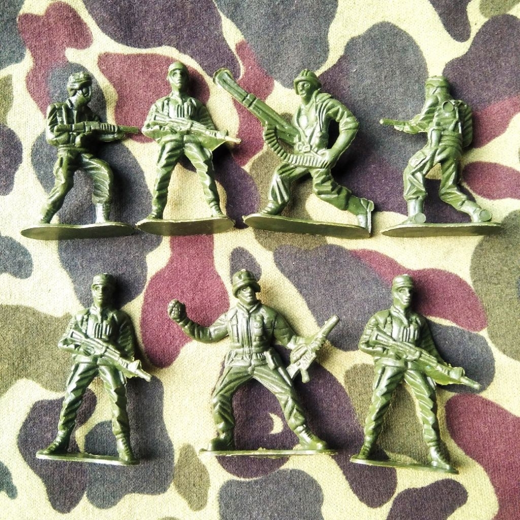 Figure Tentara Jadul Combat Army Man Tentara Plastik Jadul Mainan Jadulset isi 7 tentara

tinggi 5 c