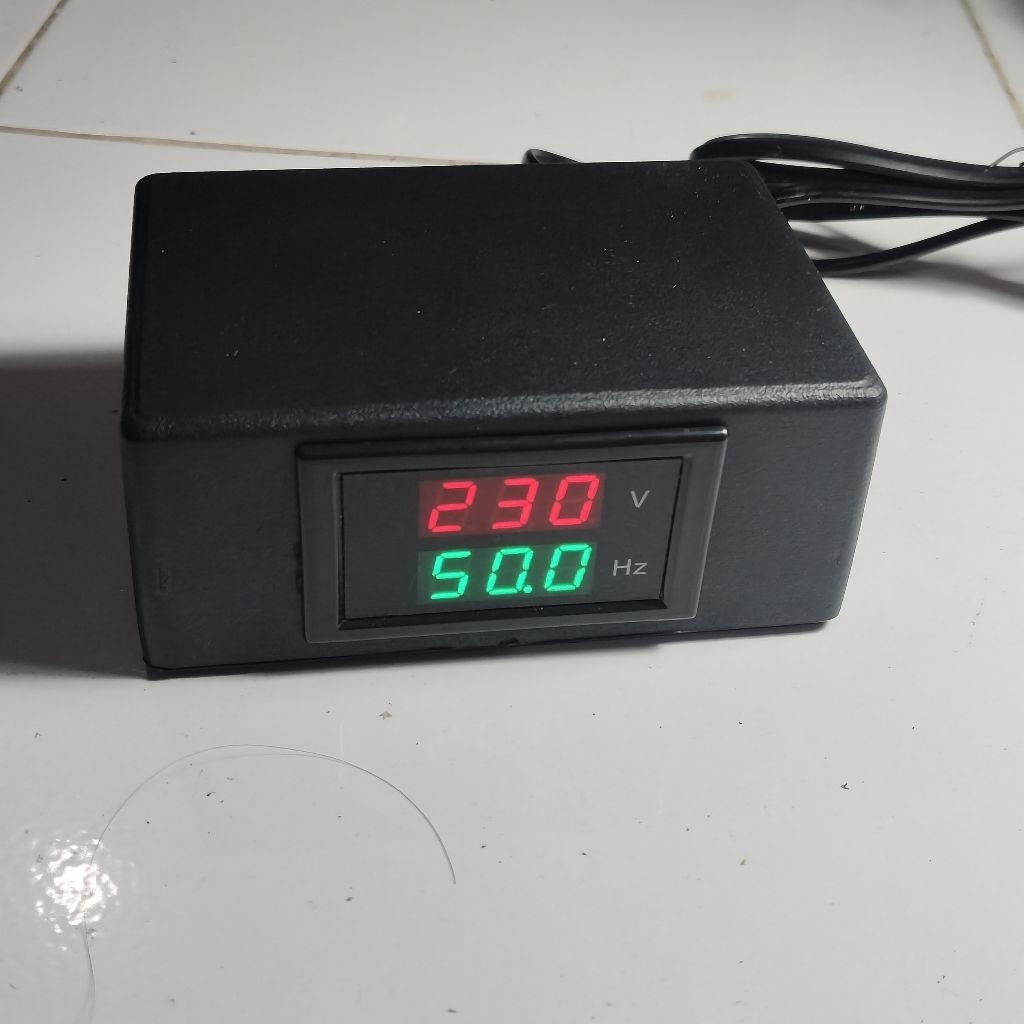 DIGITAL METER VOLT DAN HZ  DENGAN BOX TYPE D85 tinggal pakai