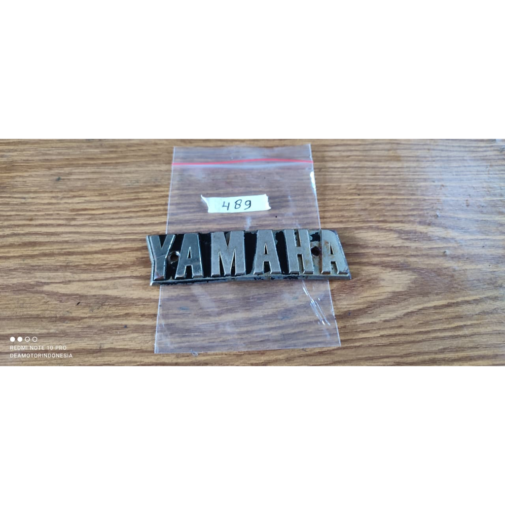 EMBLEM TANGKI KANAN YAMAHA L2SUPER ORIGINAL / 489