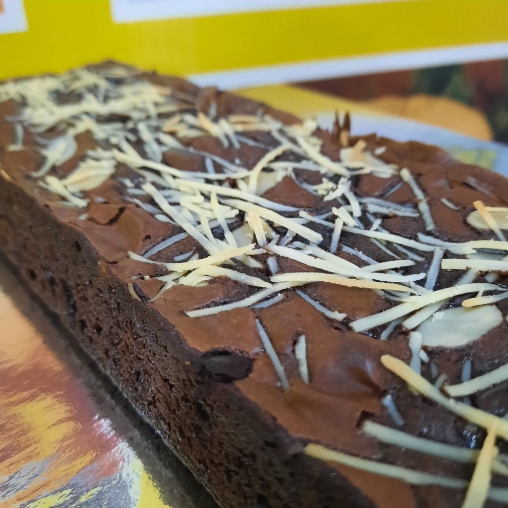 Fudgy Brownies Topping Kacang Almond Keju Chocochips 30x10