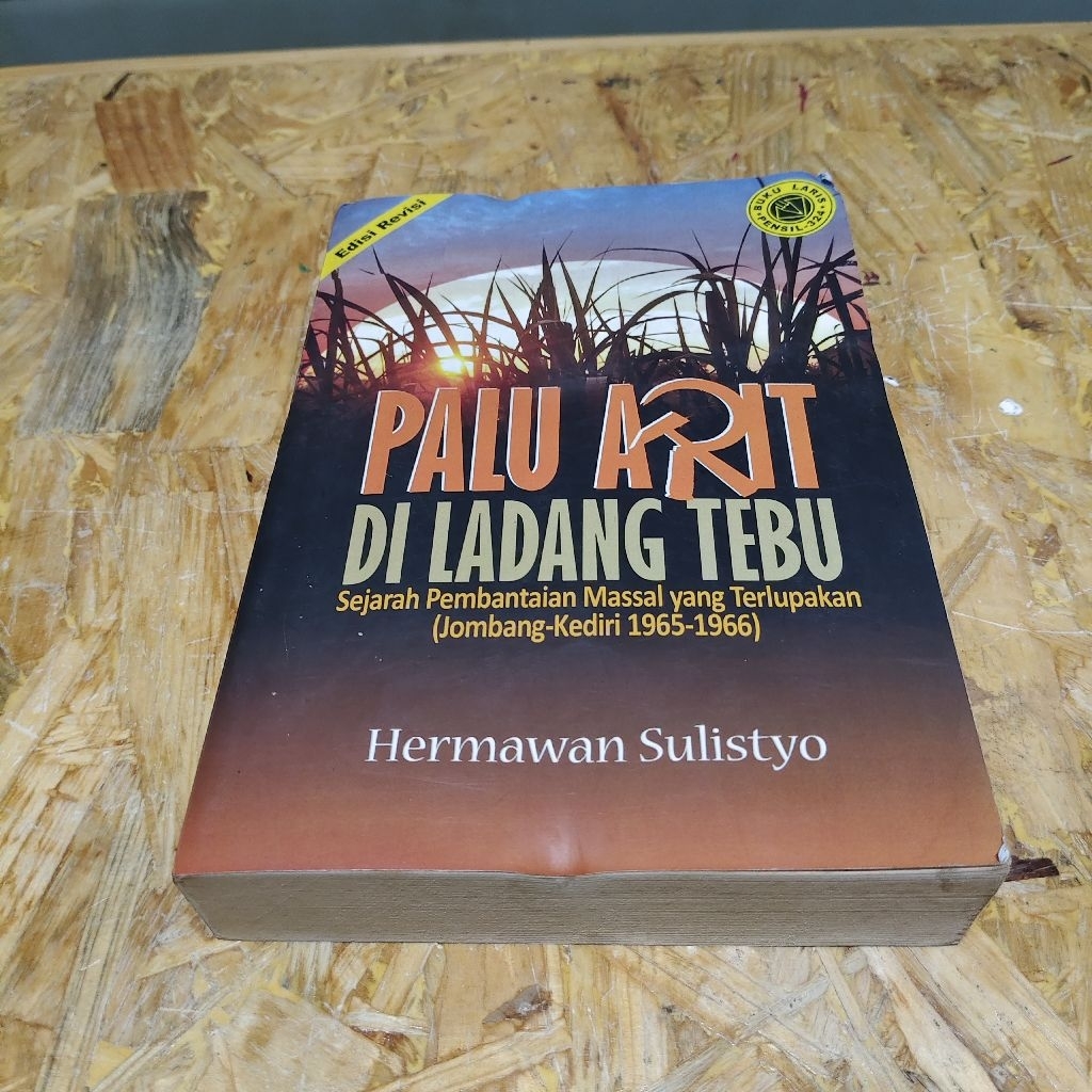 Buku Palu Arit di Ladang Tebu