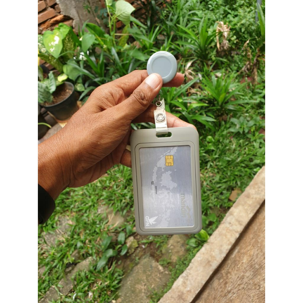 Tempat name tag id card holder abu abu plus jepitan penjepit yoyo abu abu terlaris harga perbiji