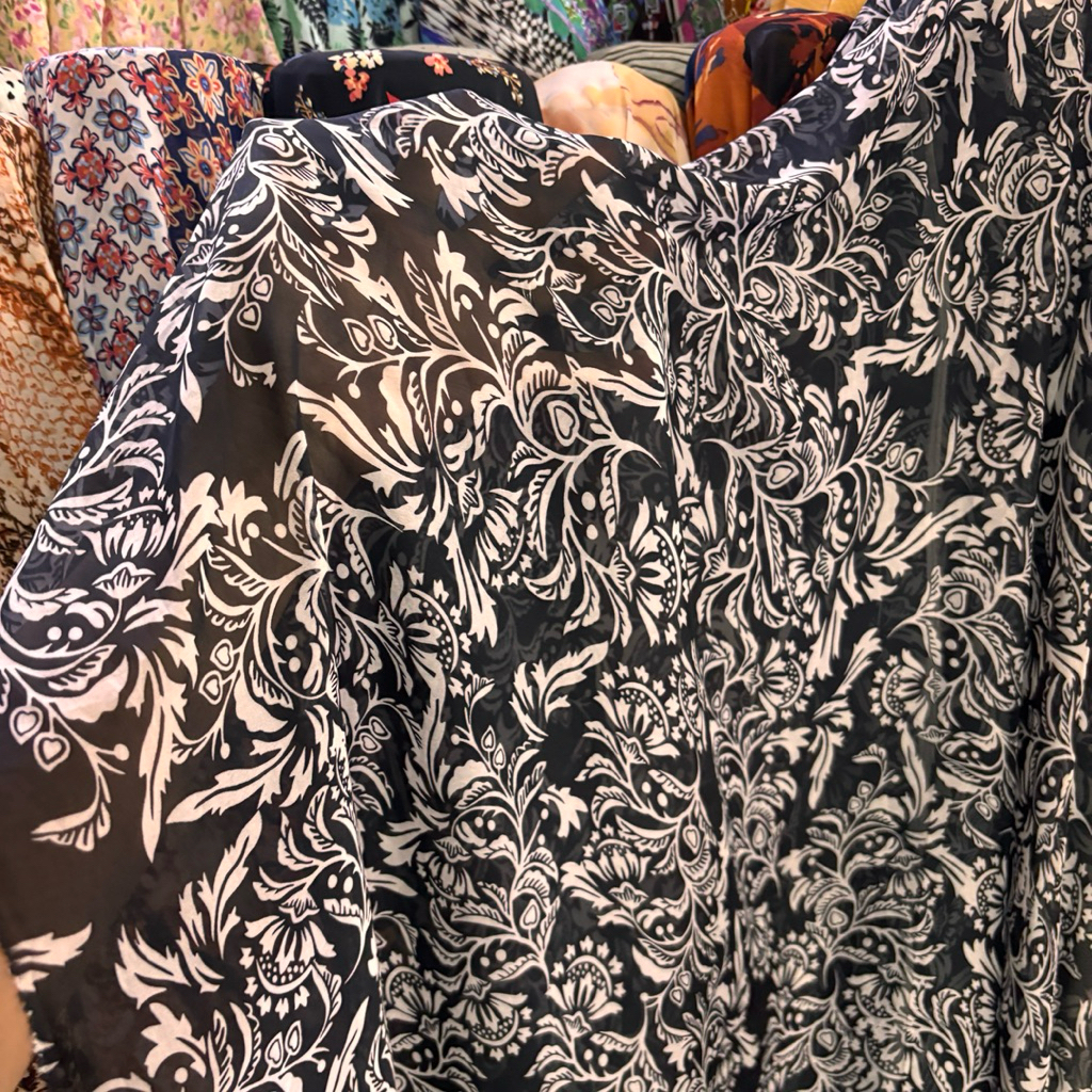 Kain Sifon Sutra Motif Etnik Hitam Putih – Bahan Flowly Elegan untuk Gamis, Dress, Blouse, dan Hijab