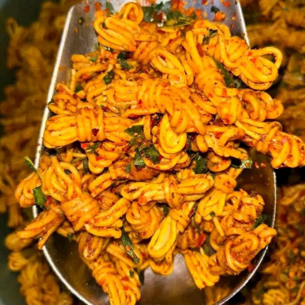 Mie gulung/mie uwell pedas daun jeruk/cemilan kriuk kemasan 500gram