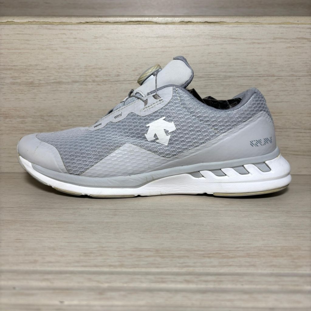 SEPATU OUTDOOR TREKKING HIKING & RUNNING DESCENTE BOA SYSTEM / TALI PUTAR SECOND ORIGINAL  [ MURAH ]