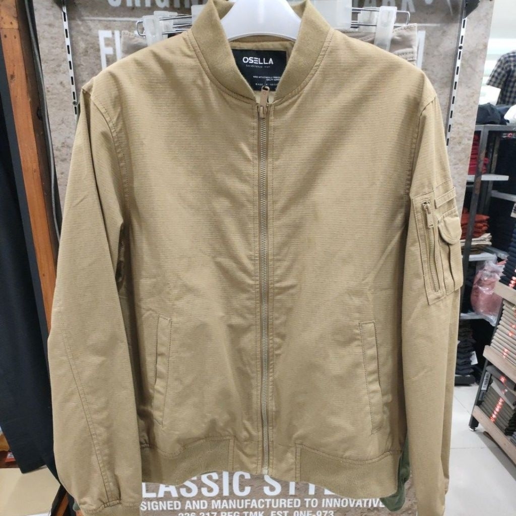 Jaket Bomber Pria Osella Warna Coklat Khaki – Casual Stylish & Nyaman Dipakai