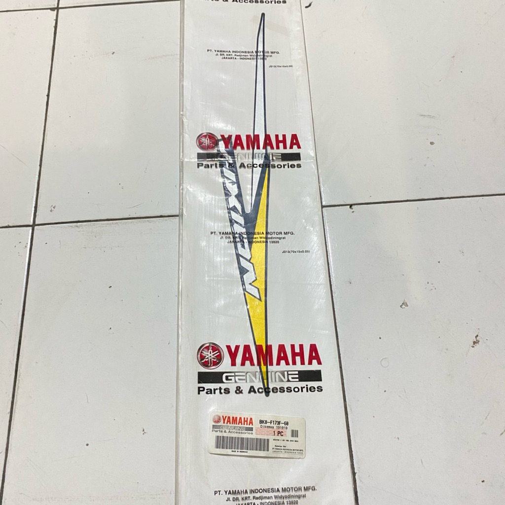 Striping stiker Bagian Cover tangki kanan Yamaha Vixion 2018 2019 kuning original YGP BK8-F173F-60