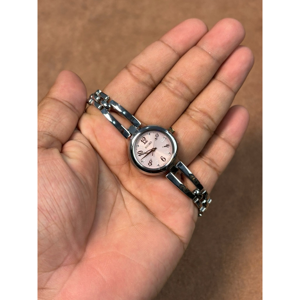 JAM TANGAN WANITA SEIKO SOLAR 1B21 0AC0 ORIGINAL PINK DIAL