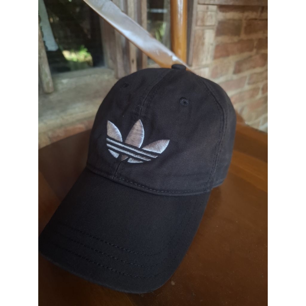 Topi adidas logo