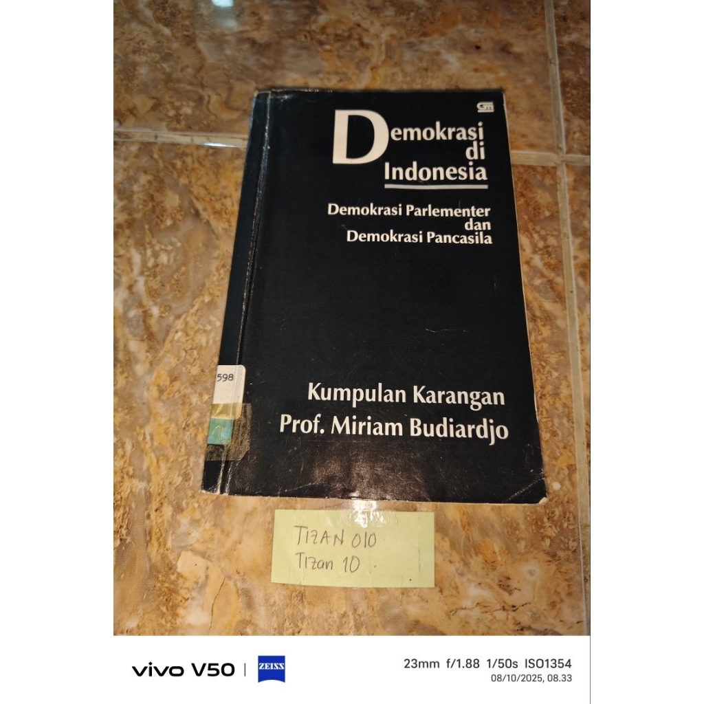 Buku Demokrasi di Indonesia Demokrasi parlementer dan demokrasi pancasila kumpulan karangan Prof Mir