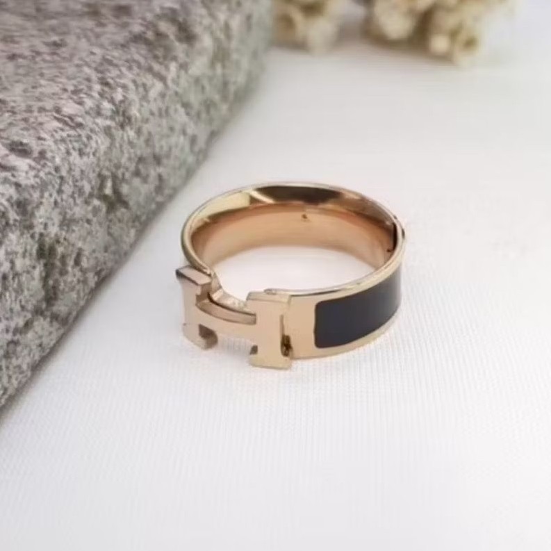 Cincin Titanium Wanita Huruf H elegan Warna Lis Hitam Dan putih