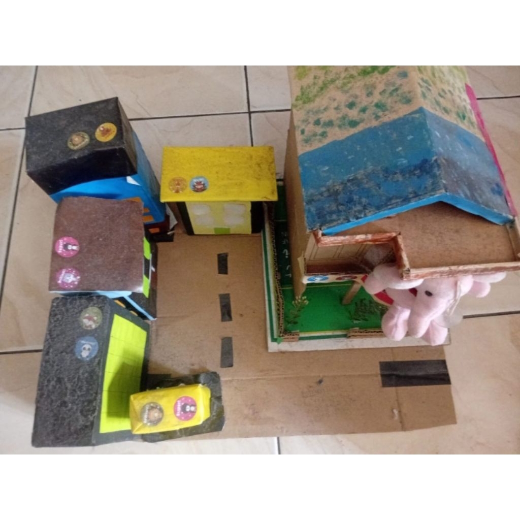 Miniatur_rumah_kardus