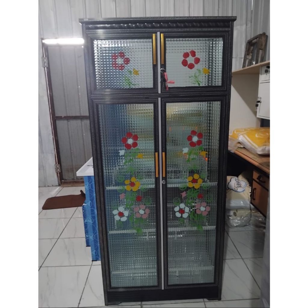 Lemari Rak Piring Kaca 4 Pintu Bunga Aluminium