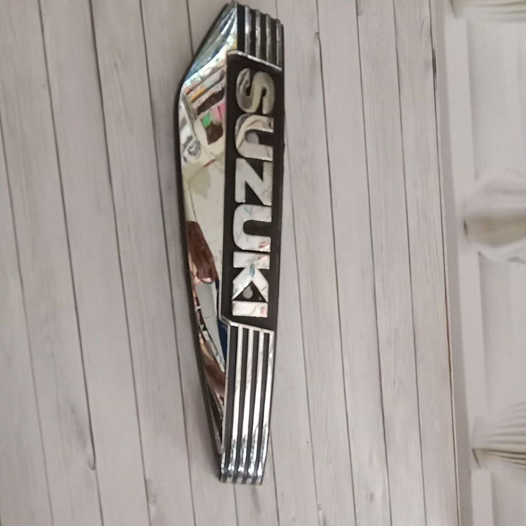 Emblem tangki Suzuki RC100 Deluxe KANAN