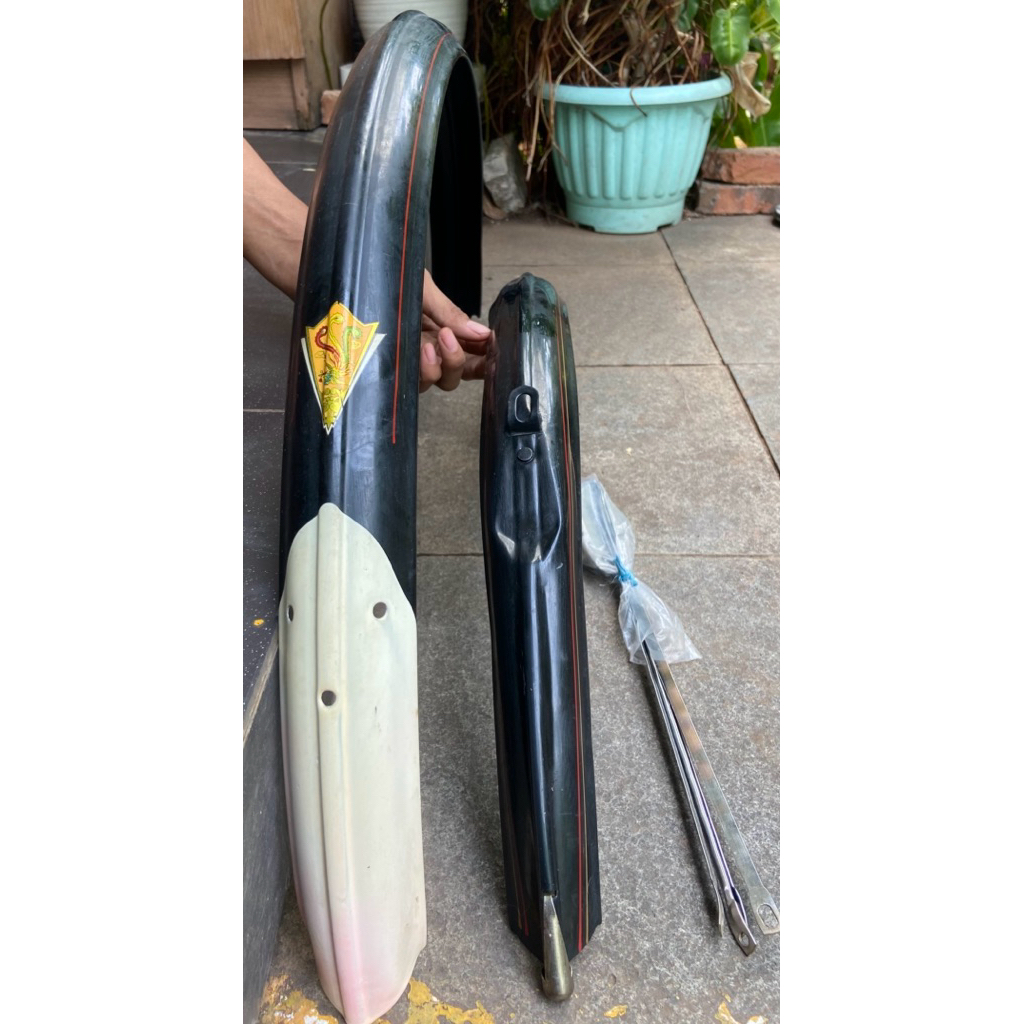 Spakbor sepeda jengki Phoenix warna hitam