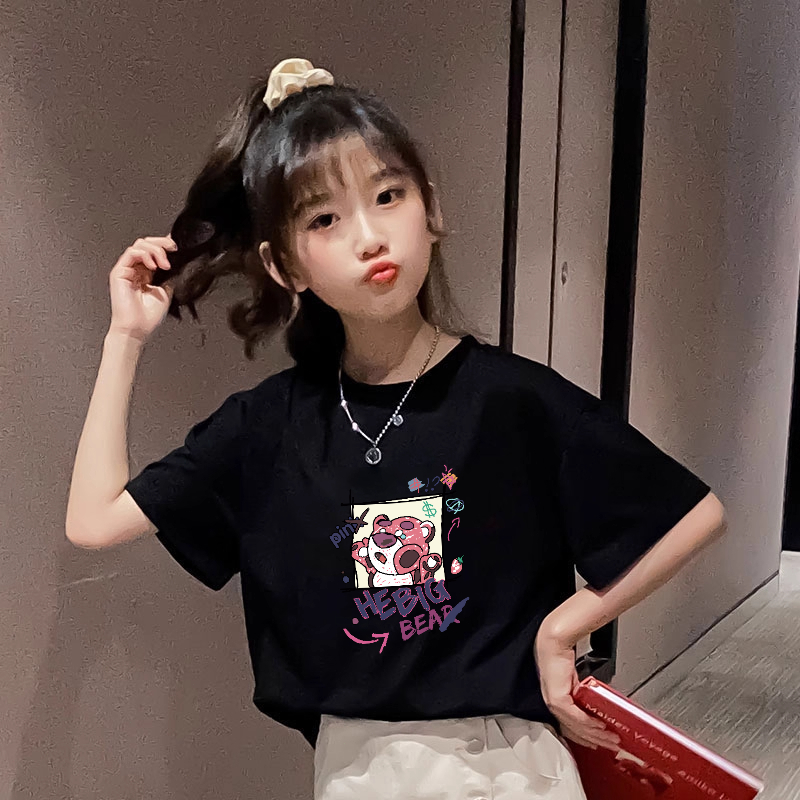 Kaos Anak Perempuan Hitam dengan Desain Beruang Pink Imut dan Teks "HE BIG BEAR"