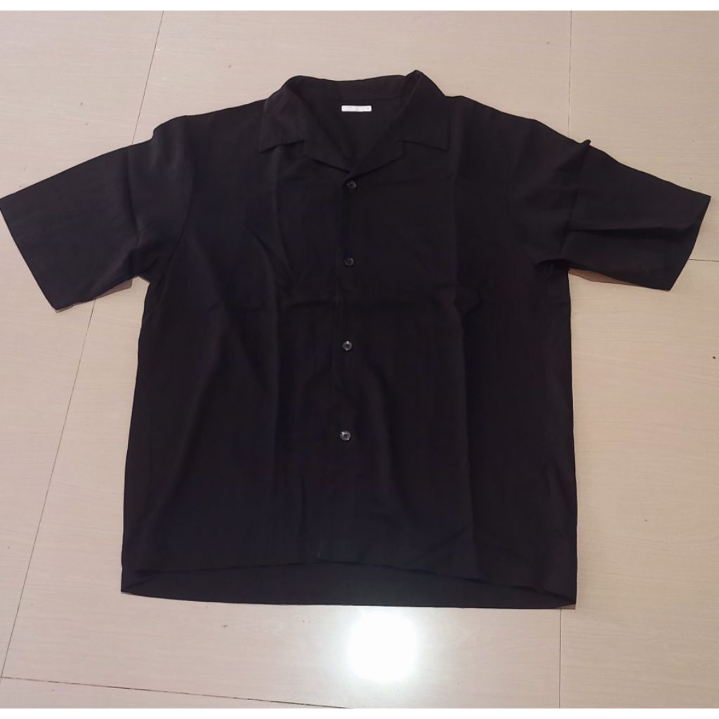GU kemeja wide collar