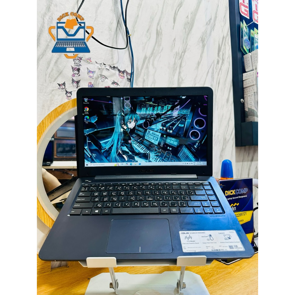 Asus E402YA. amd E2. ram 4/256gb ssd. normal