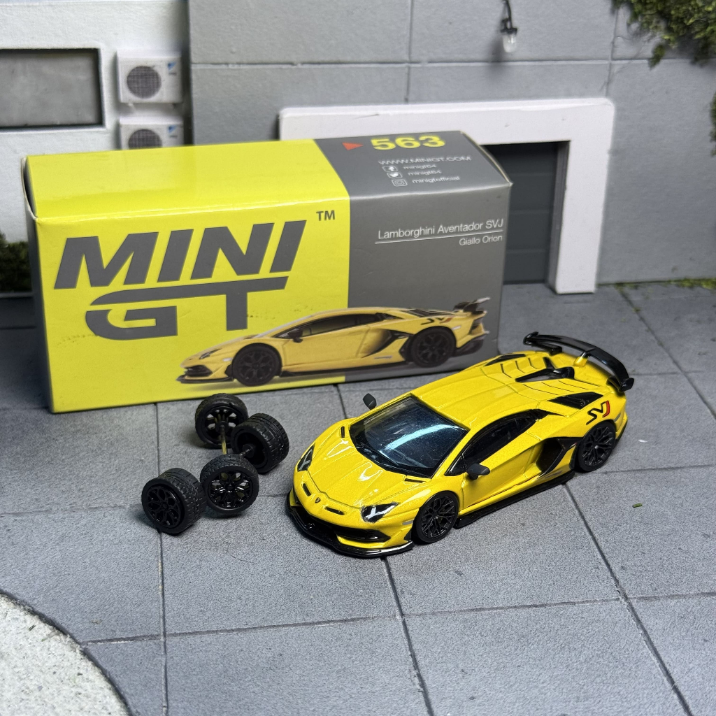 MINI GT #563 - LAMBORGHINI AVENTADOR SVJ GIALLO ORION