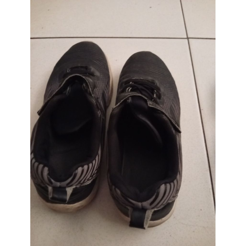 PRELOVED SEPATU ANAK DIADORA SIZE 35((free sepatu sendal))