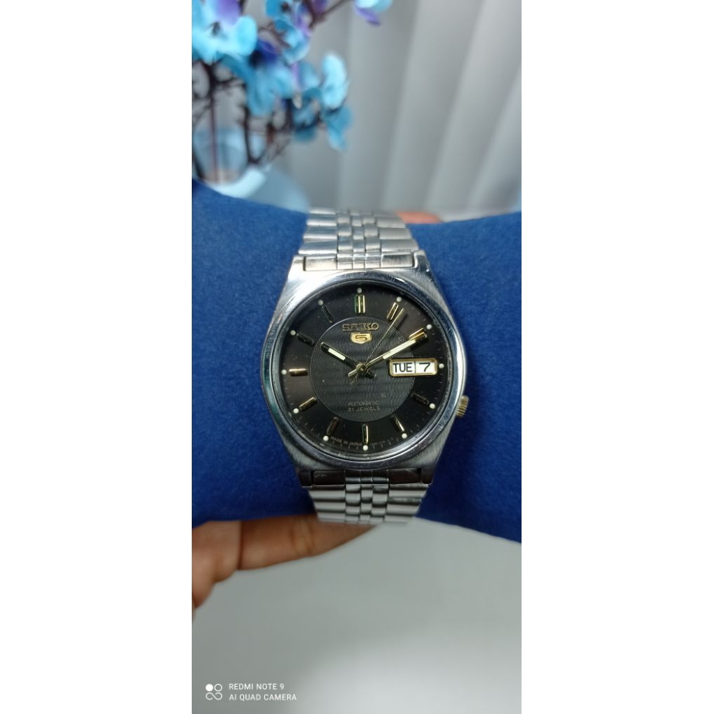 SEIKO 5 DIAL hitam bermotif