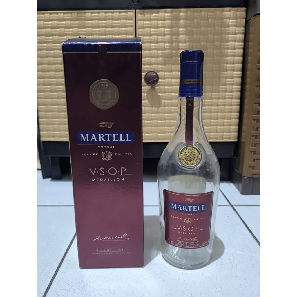 Botol Kosong Mewah Martell VSOP Medallion 70cl + Box original untuk Dekorasi/pajangan bar cafe