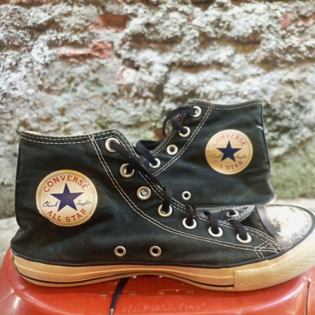 sepatu vans ori minus ga ada kardus size 40 belom pernah dipake masih bagus buat anak" sekolah dan w