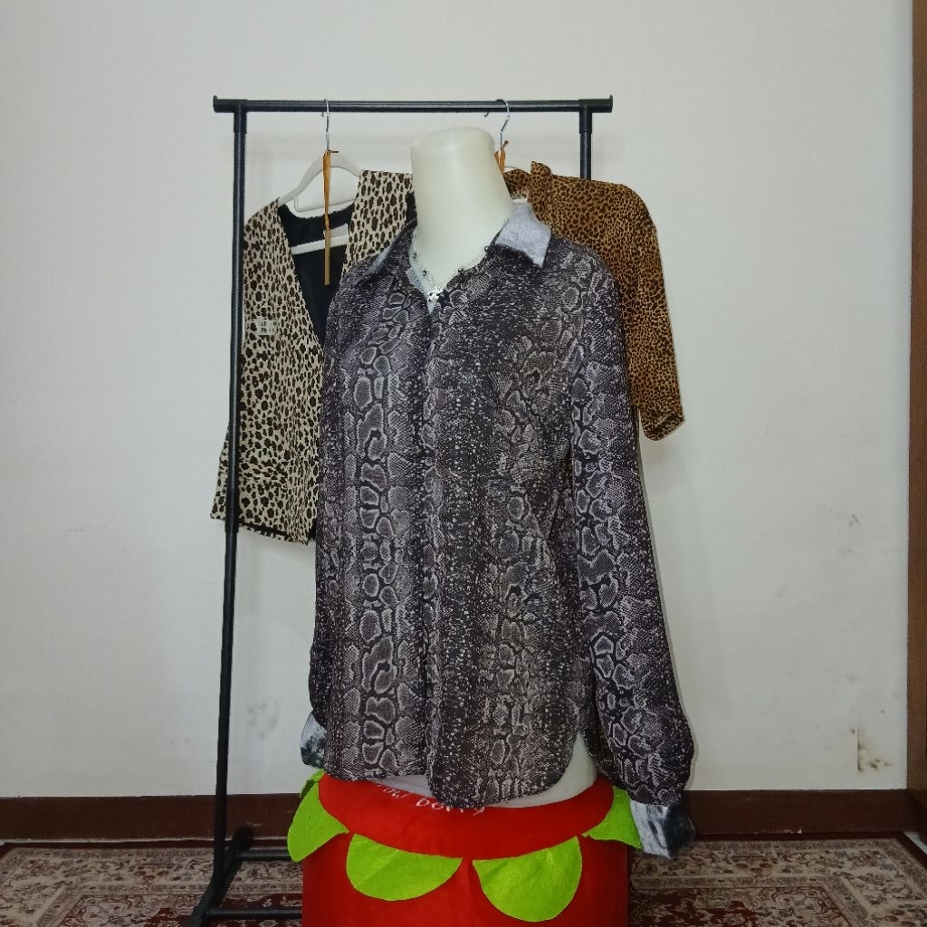 Atasan Kemeja Motif Ular Animal Print