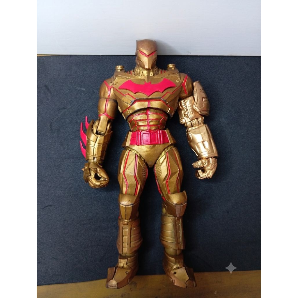 figur Batman Hellbat Suit Gold Edition dari McFarlane Toys