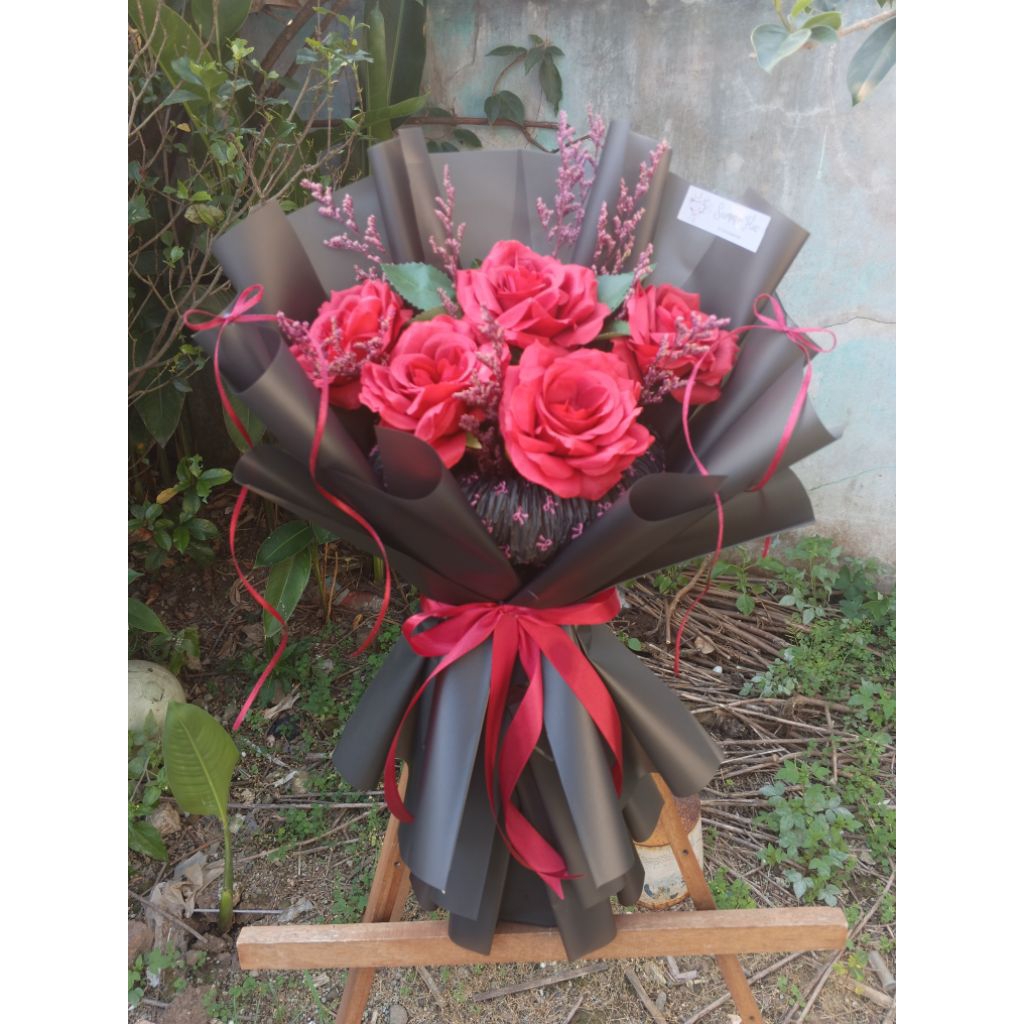 buket bunga hitam merah