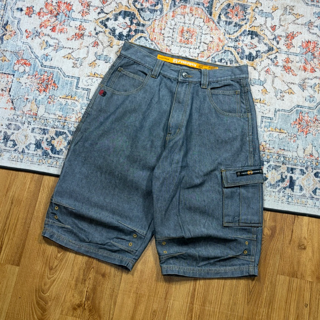 CELANA PENDEK FREAKY CARPENTER JORTS