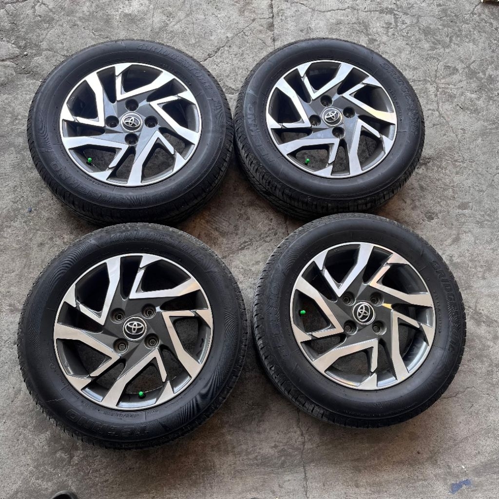 velg bekas original copotan avanza veloz ring 15 lubang 4 ban 185 65 r15