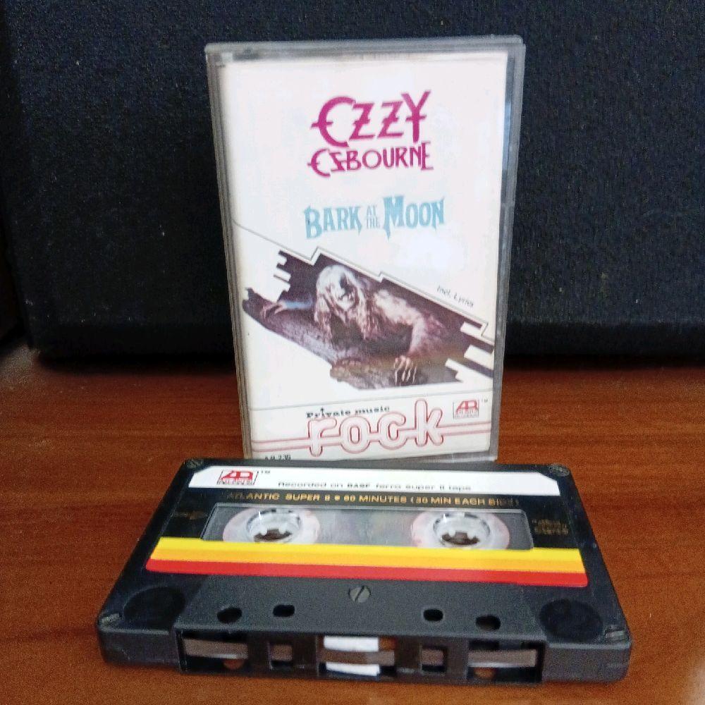 Kaset Ozzy Ousbourne album Bark at the Moon