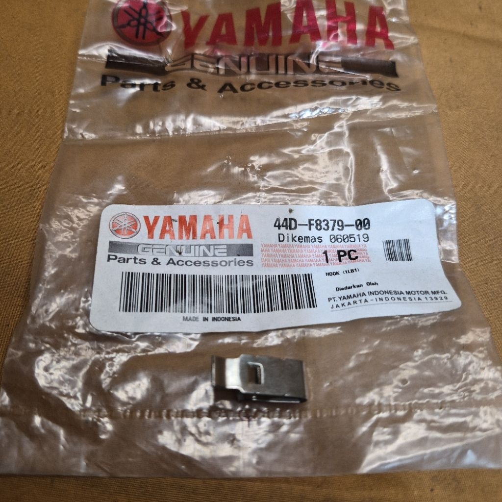 44D-F8379-00 Hook Klip Dudukan Dasi Visor Yamaha N Max Original