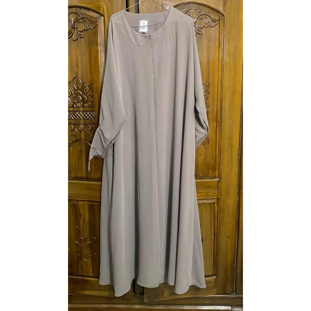 ELMADINA Preloved Luna Abaya Elmadina - Mina Driftwood S - Wajib Baca Description