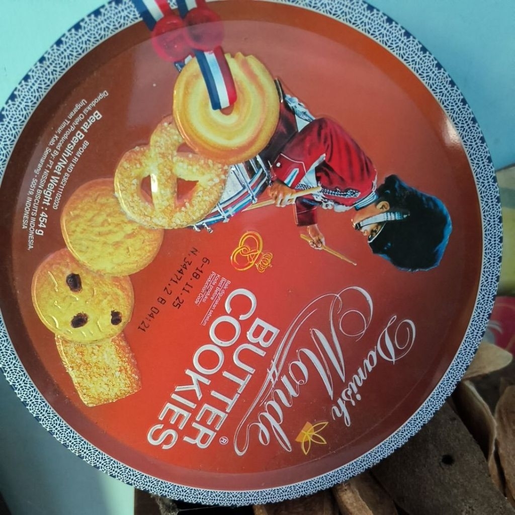 kaleng biskuit bekas