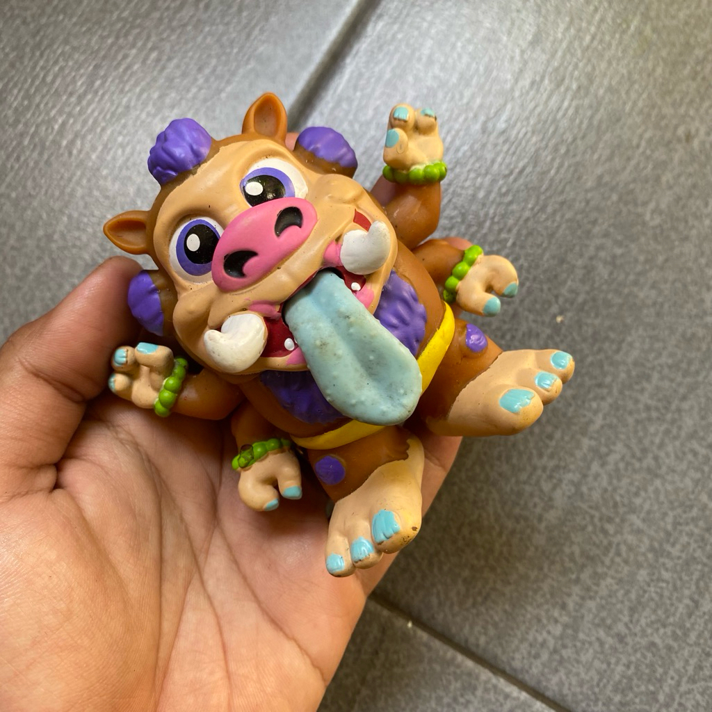 Crate Creatures Surprise Flingers Snort Hog dari MGA Entertainment
