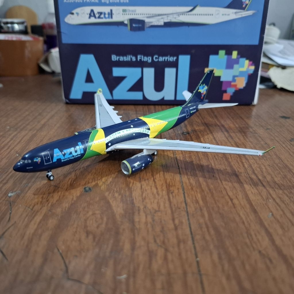 diecast pesawat Azul Brazil Airbus A330-300 1:400