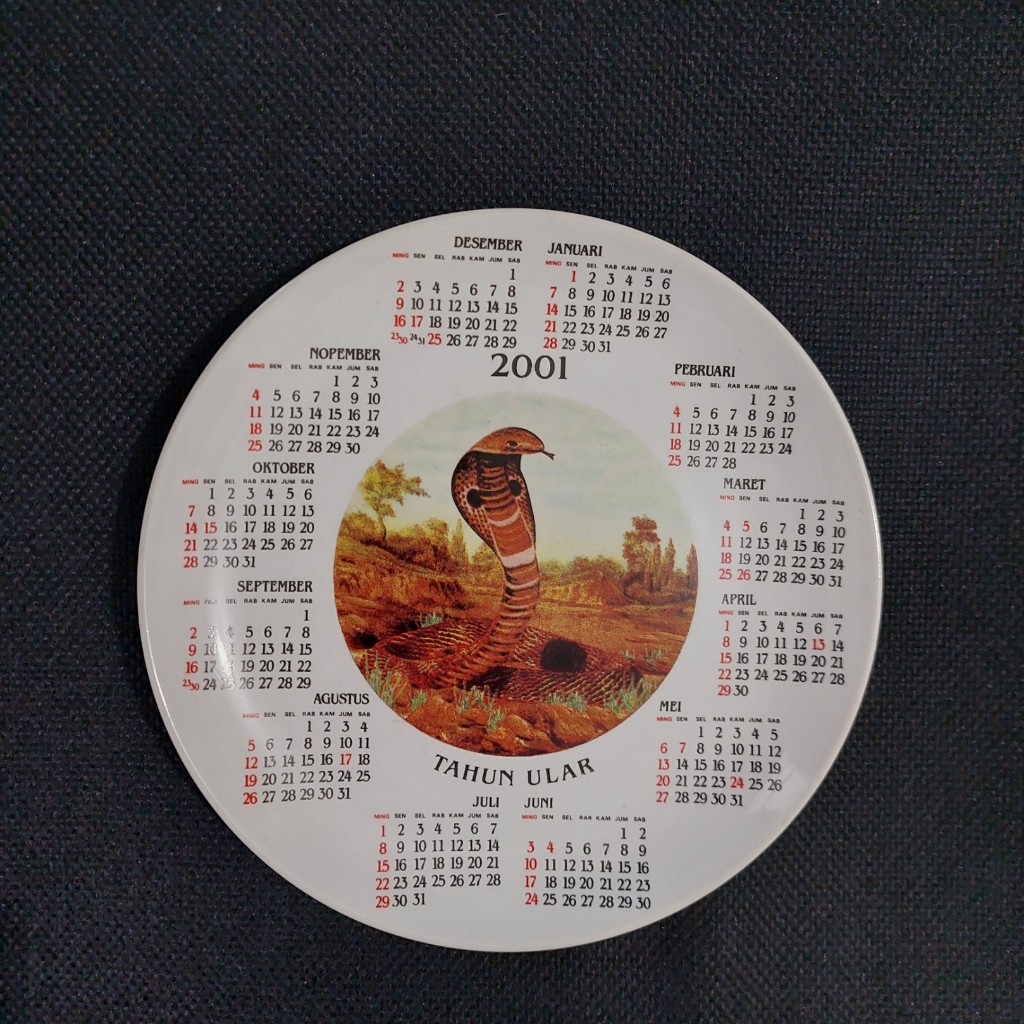 Kalender Dinding Bulat Tahun 2001 Motif Ular Kobra Warna Coklat Krem