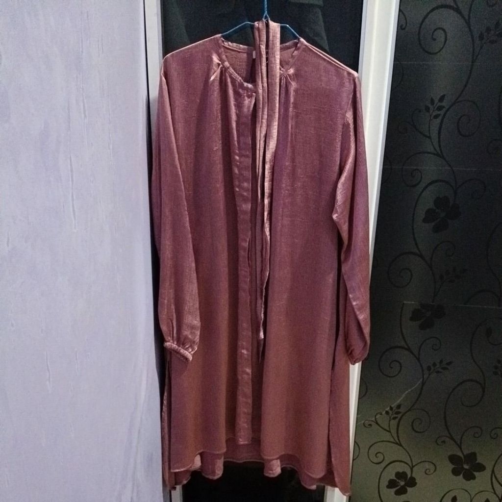 PRELOVED Tunik merk FIXPOSE bahan satin crinkle