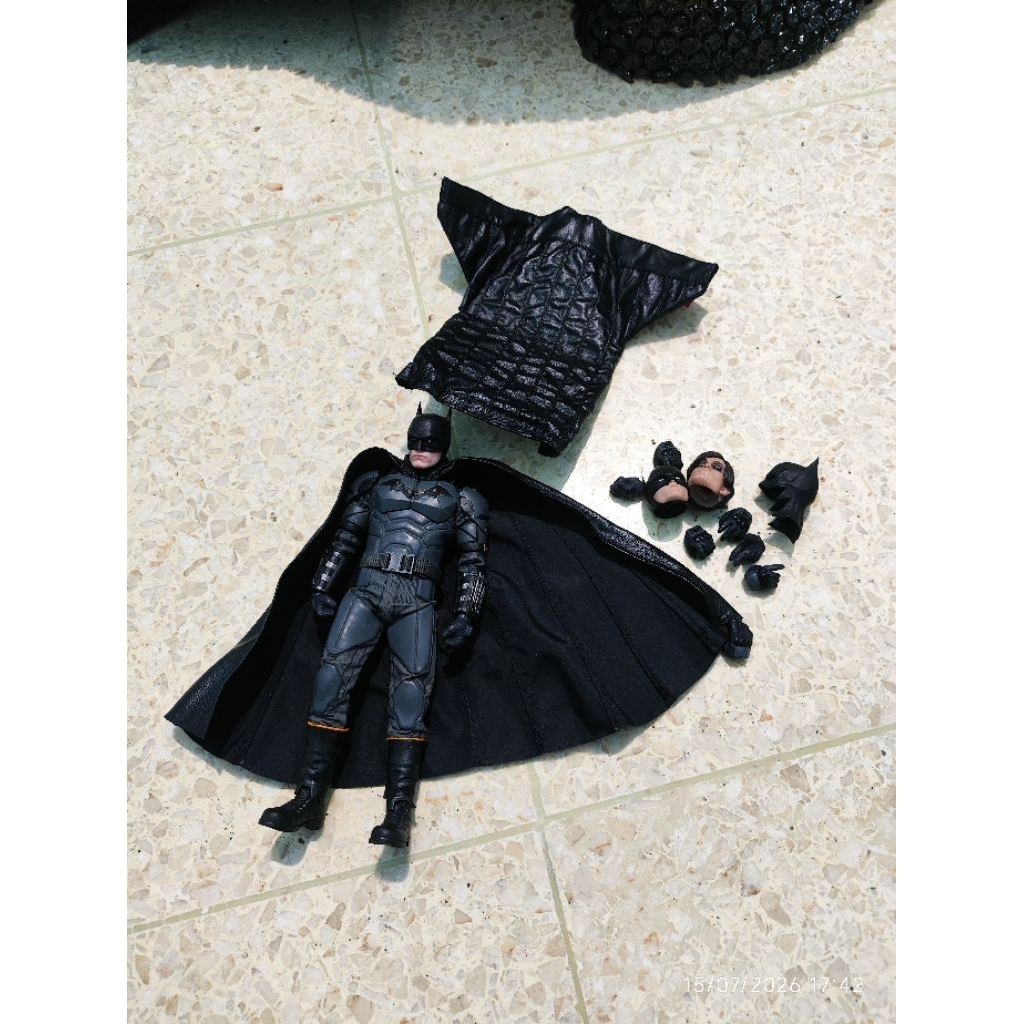 Mezco 1/12 One 12 The Batman 2022 original not mafex