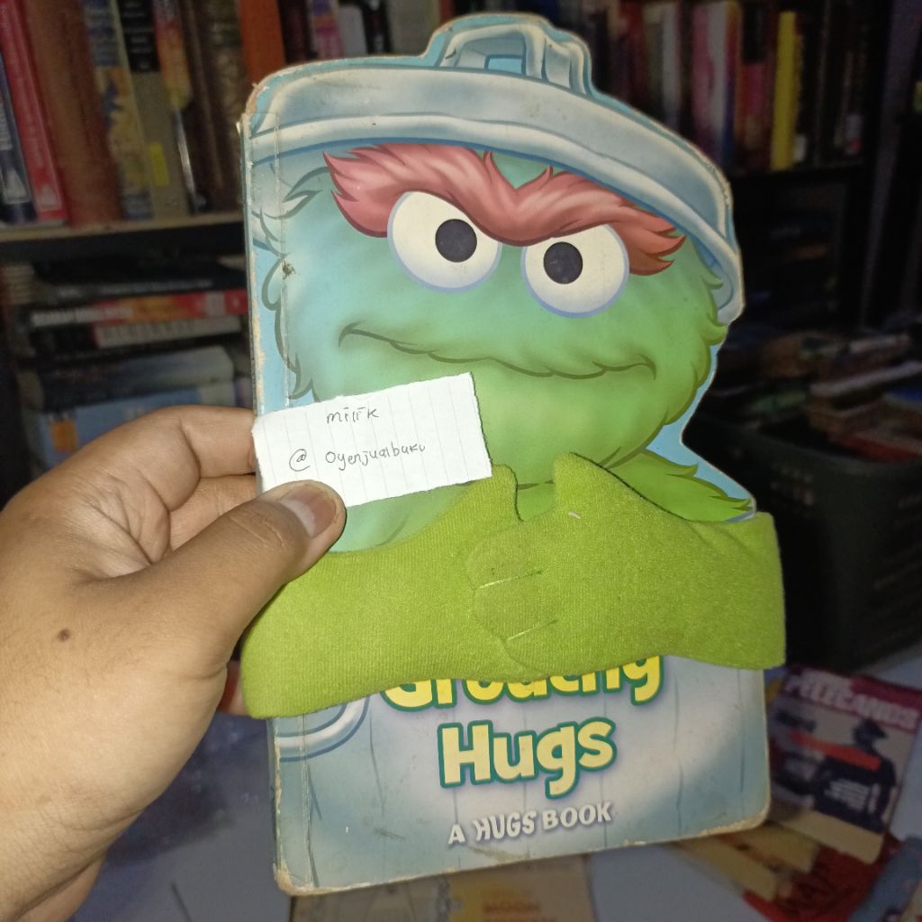 Sesame Street: Grouchy Hugs - A Hugs Book