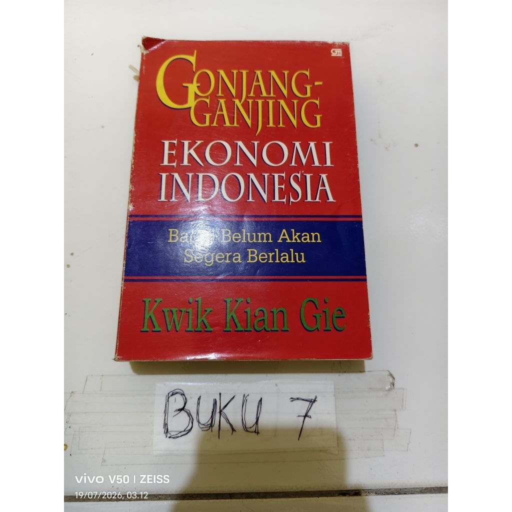 buku gonjang ganjing ekonomi indonesia by KWIK KIAN GIE