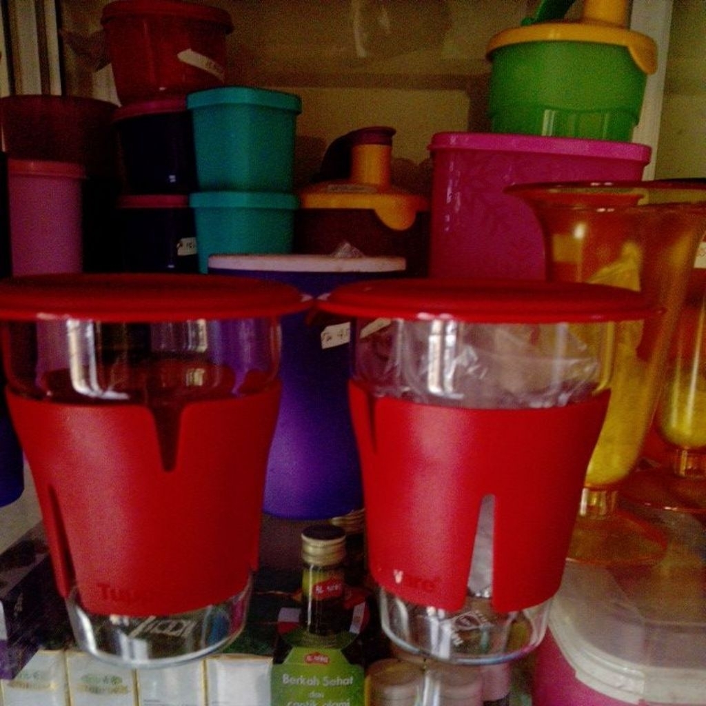 Tupperware Cup Merah Dengan Tutup Dan Sarung Plastik, Desain Modern, Wadah Minum