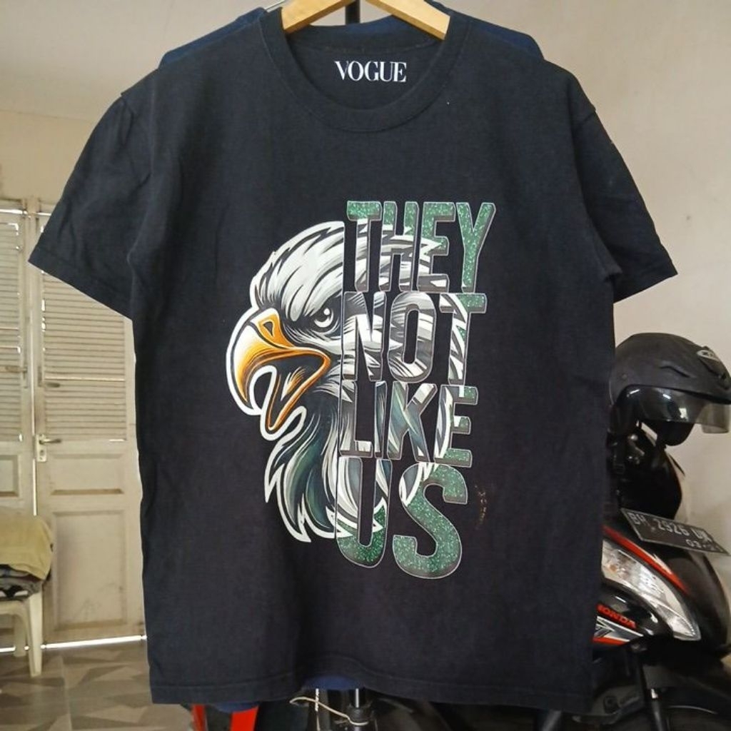 Kaos oblong bahan katun tebal warna hitam pekat kerah kencang built up tanpa jahitan samping VOGUE s
