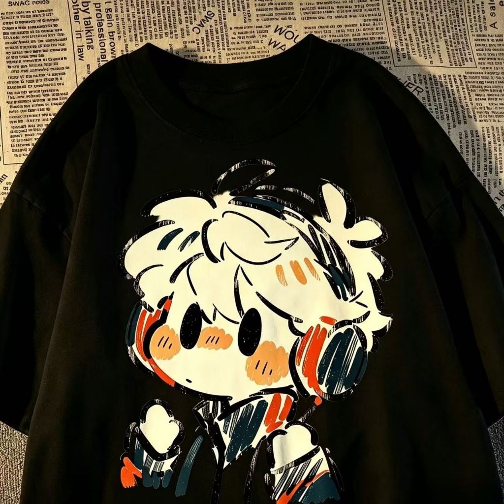 Kaos dan Kaos Polo ilustrasi remaja kartun rambut putih pakai headphone gaya sketsa tangan anime di 
